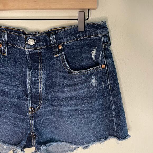 Levi’s Womens Cut Off Raw Hem Dark Wash Denim Shorts - Size 32 - Picture 2 of 7